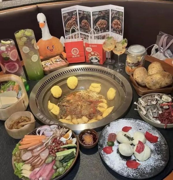 中银两融 海底捞开卖铁锅炖，人均65元，还有扭秧歌表演......